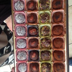 Boîte remplie de truffes en chocolat