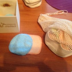 Quelques carrés en bambou de couleur avec boîte en bois et filet