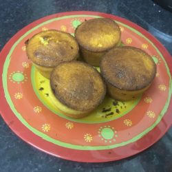 4 muffins dans une assiette