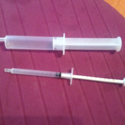 2 seringues, une grande une petite, avec piston tiré