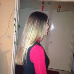 Flo de trois quart dos, cheveux détachés