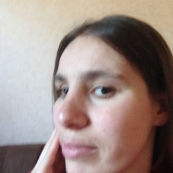 Le visage de Flo, une main sur la joue
