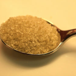 Sucre de canne sur une cuillère