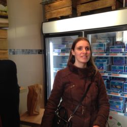 flo devant la vitrine de la boucherie végétarienne