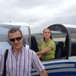 Florie dans DR400, Franck debout devant l'aile