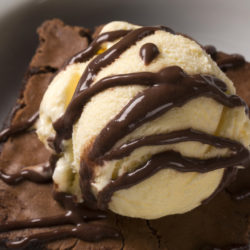 Browny au chocolat avec glace vanille