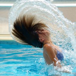 Nageuse en maillot bleu dans une piscine