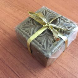 Shampoing solide entouré d'un ruban