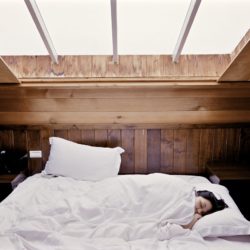 Femme qui dort dans un lit