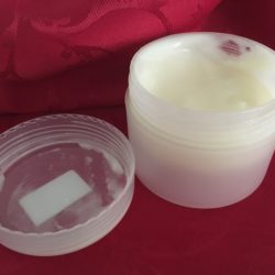 Crème lisse et onctueuse dans un pot en plastique rond