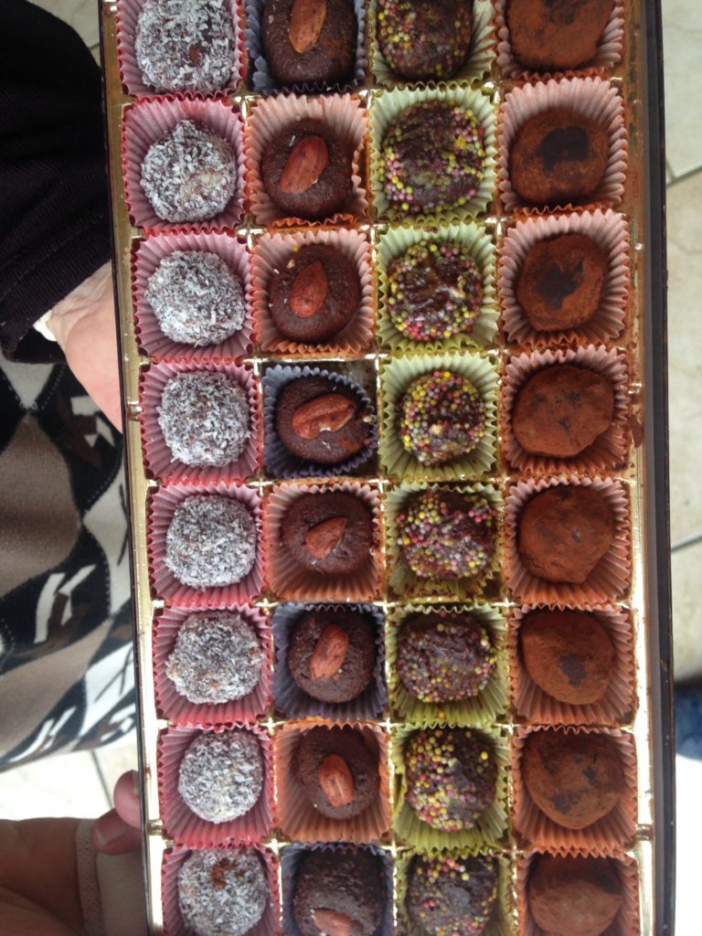Boîte remplie de truffes en chocolat