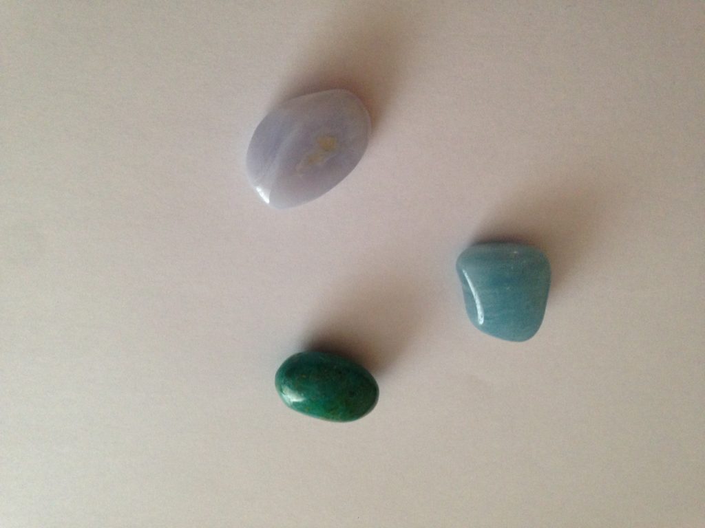 3 pierres bleues sur un fond blanc
