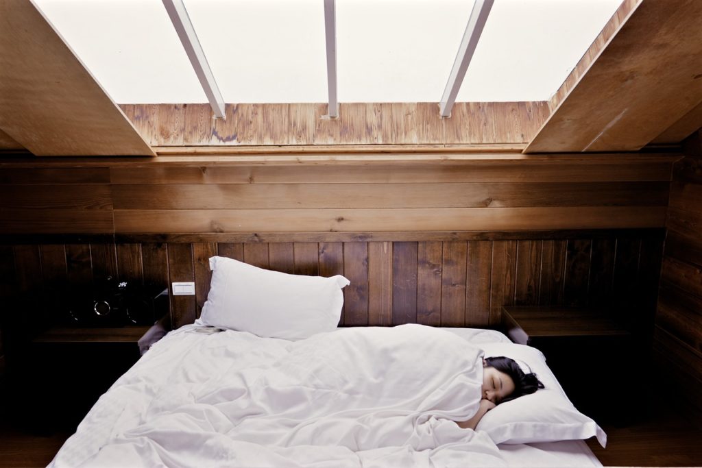 Femme qui dort dans un lit