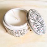 Bougie dans une bonbonnière en céramique peinte