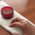 Noix de crème couleur chocolat sur le dos d'une main