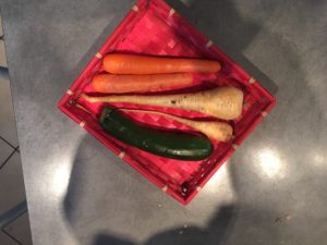 Deux carottes, deux courgettes et deux panais dans un plateau en osier
