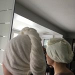 Serviette écrue installée sur tête, prise devant un miroir