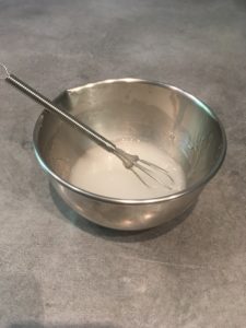 Phase huileuse dans un bol en aluminium