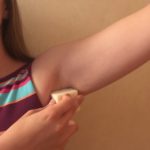 Femme s'appliquant du déo solide