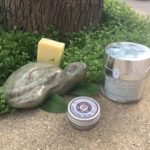 Une tortue en céramique au milieu de la verdure