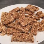 Des barres de céréales dorées et brillantes dans une grande assiette