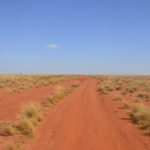 Route traversant des terres très rouges