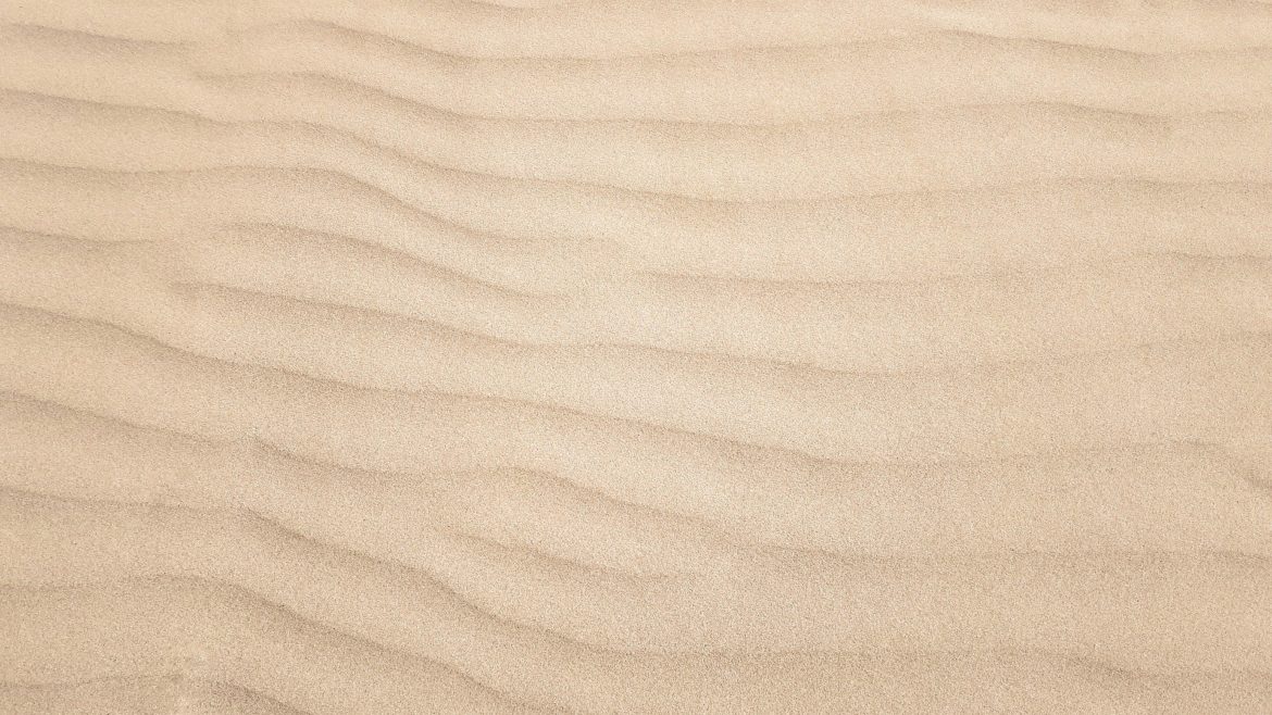 Paysage désertique dans les tons bruns couvert de sable