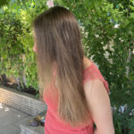 Cheveux de Flo en gros plan, tombant sur le côté de son visage