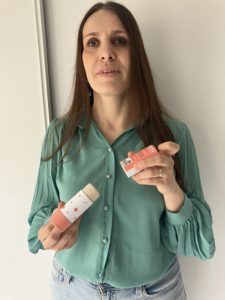 Déodorant en stick sortant d'un tube en carton