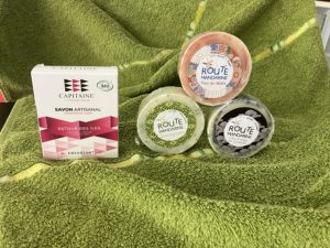 Le savon carré Capitaine Cosmétiques à gauche, et les trois savons ronds Route Mandarine en pyramide à droite