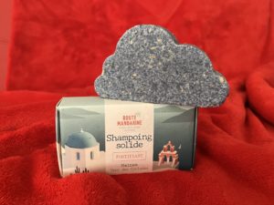 Un shampoing en forme de nuage sur fond rouge