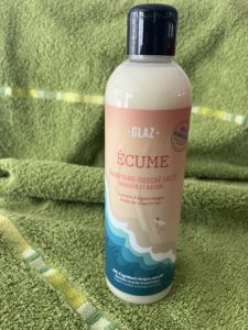 Flacon de shampoing vertical sur fond vert